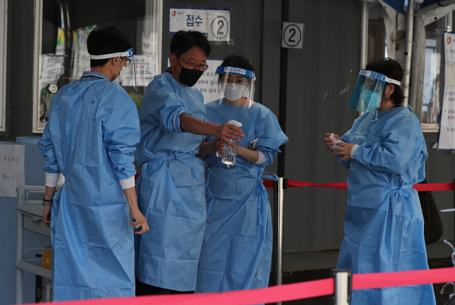 Health workers at a temporary screening center in Seoul are pictured on Tuesday. (Yonhap News)