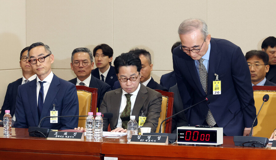 김영섭 케이티(KT) 대표가 2025년 9월24일 국회 과학기술정보방송통신위원회에서 열린 ‘통신·금융 대규모 해킹 사고 관련 청문회’에서 인사하고 있다. 한겨레 김경호 선임기자 jijae@hani.co.kr