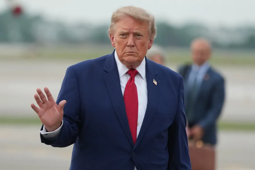 Trump: Dua Opsi Untuk Iran, Biarkan Runtuh atau Serang Dengan Kekuatan Militer