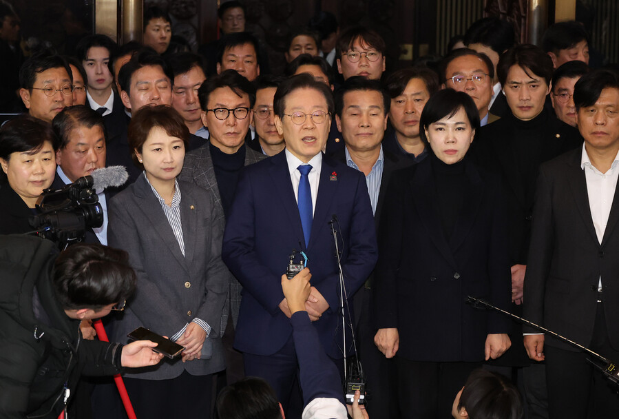 윤석열 대통령이 2024년 12월3일 밤 긴급성명을 통해 비상계엄을 선포한 가운데 이튿날인 12월4일 새벽 서울 영등포구 여의도 국회에서 비상계엄 해제요구 결의안 통과 후 더불어민주당 이재명 대표가 입장을 밝히고 있다. 연합뉴스