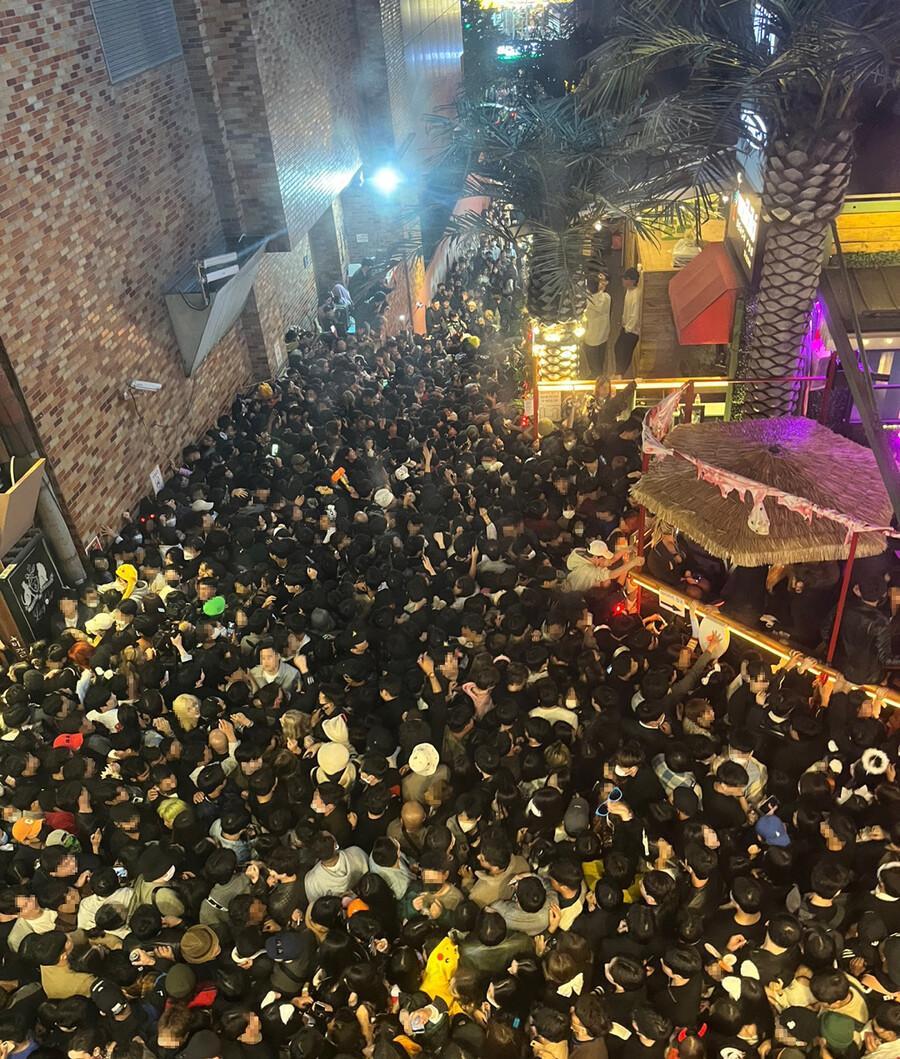 29일 밤 서울 용산구 이태원동 해밀톤호텔 부근 거리에 시민들이 몰려 있다. 연합뉴스