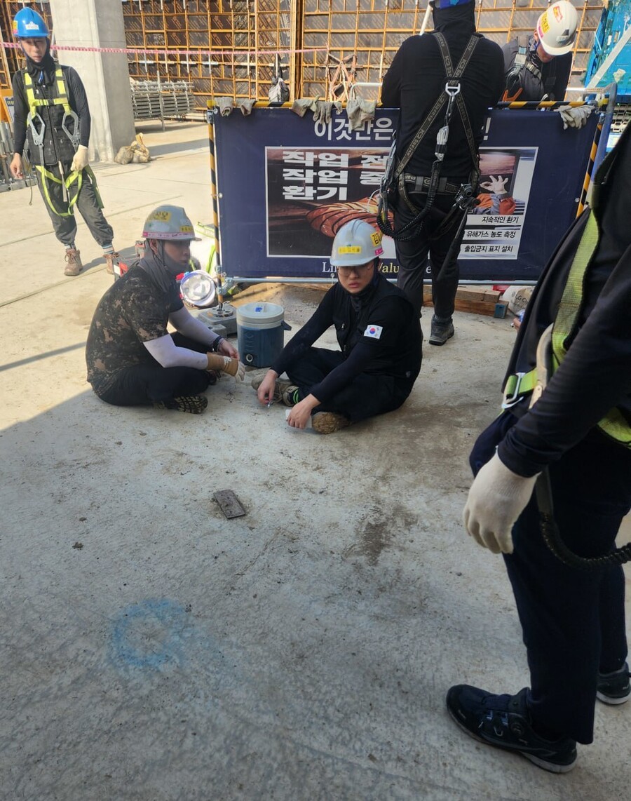 7월22일 서울 서초구 한 건설 현장에 투입된 ㄴ업체 소속 노동자들이 작업 도중 그늘에서 쉬고 있다. 장필수 기자 feel@hani.co.kr