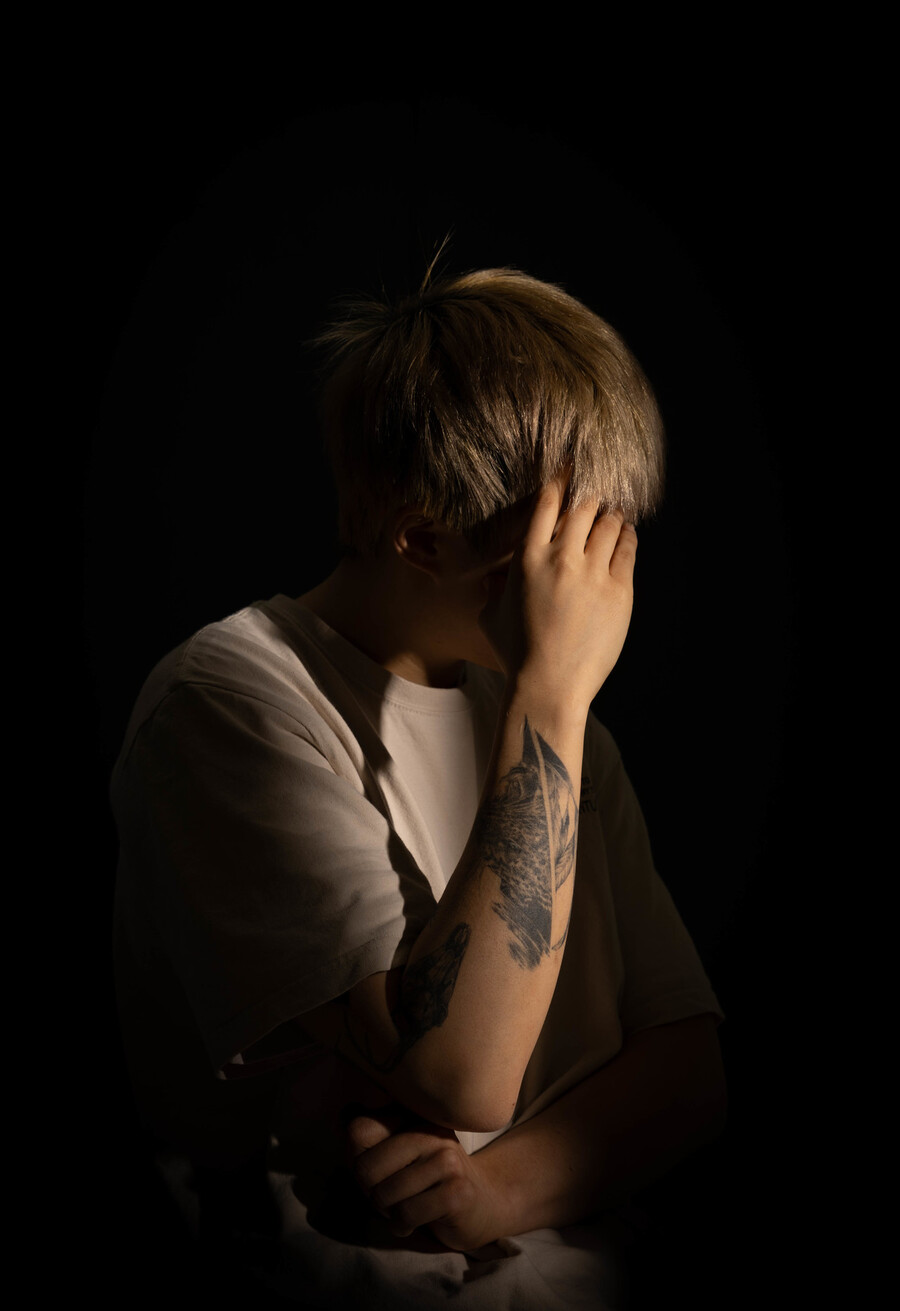 서윤지(가명)씨가 2025년 11월26일 서울 마포구 한겨레신문사 사옥에서 사진 촬영을 하고 있다. 김진수 기자 jsk@hani.co.kr