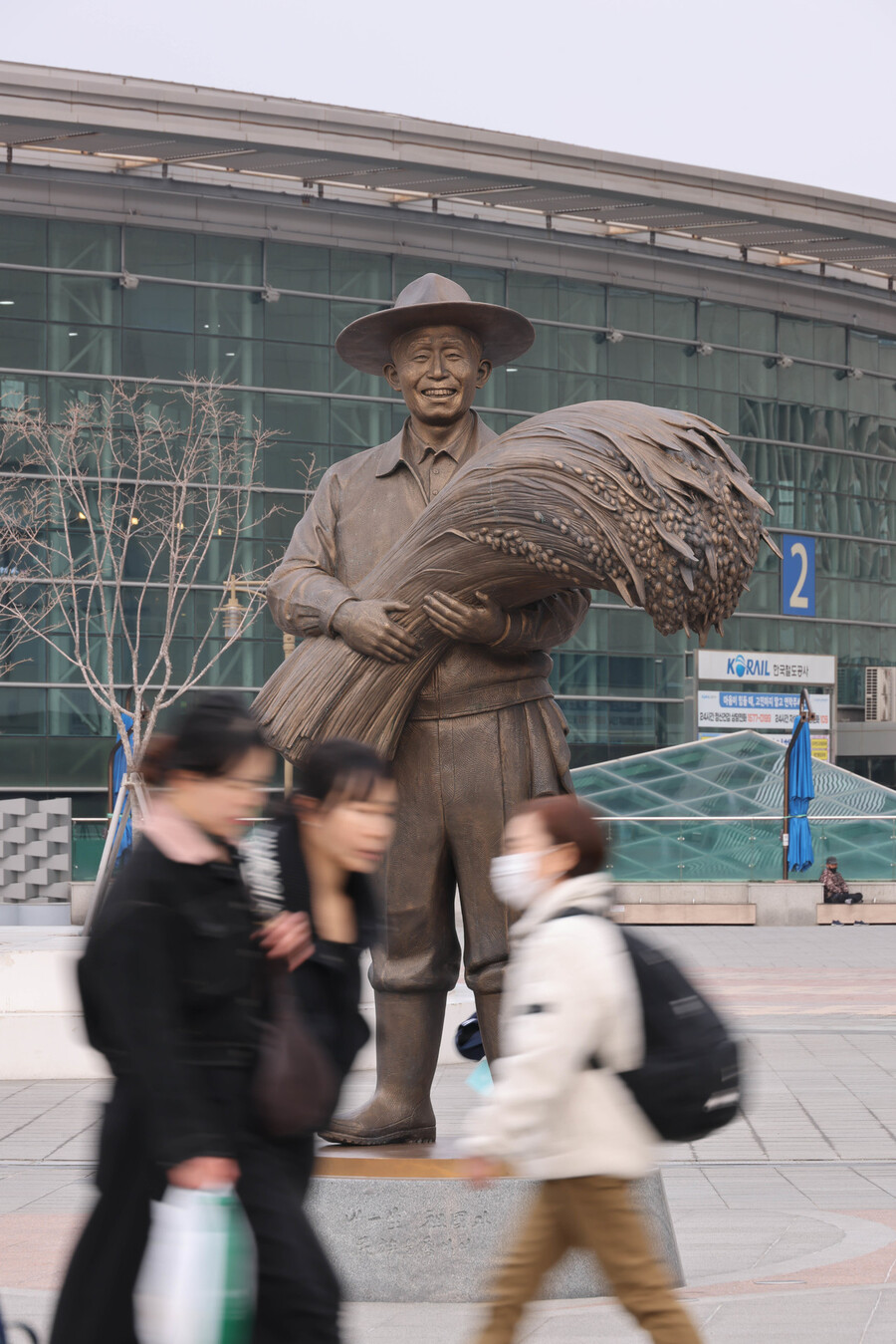 동대구역 광장에 설치된 박정희 전 대통령 동상. 김진수 기자 jsk@hani.co.kr