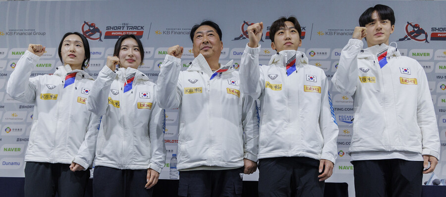 쇼트트랙 대표팀이 11일 오후 서울 양천구 목동 아이스링크에서 열린 대한민국 쇼트트랙 대표팀 미디어 데이에서 선수단이 선전을 다짐하는 파이팅을 외치고 있다. 최민정, 김길리, 윤재명 감독, 박지원, 장성우(왼쪽부터). 연합뉴스