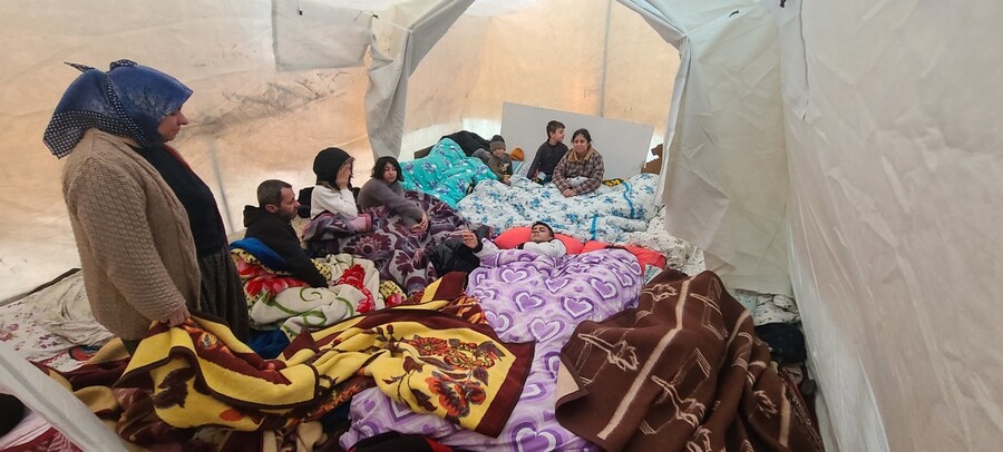 2023년 2월13일 아침(현지시각) 튀르키예 말라트야주 바탈가지 바흐첼리에브레르의 구호텐트. 한 텐트에서 18명이 생활한다. 텐트가 부족해 어른들은 차에서 잠을 잔다. 한겨레 백소아 기자