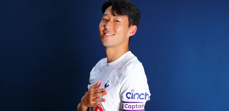 Son Heung-min usando a braçadeira de capitão.  Acesse o site do Tottenham FC