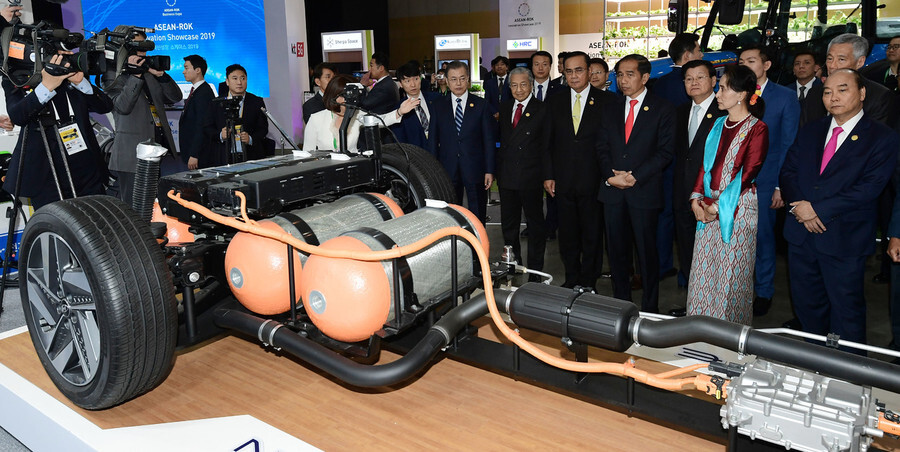 South Korean President Moon Jae-in and ASEAN heads of state attend a showcase of a hydroelectric car during the South Korea-ASEAN special summit in Busan on Nov. 26. (Blue House photo pool)