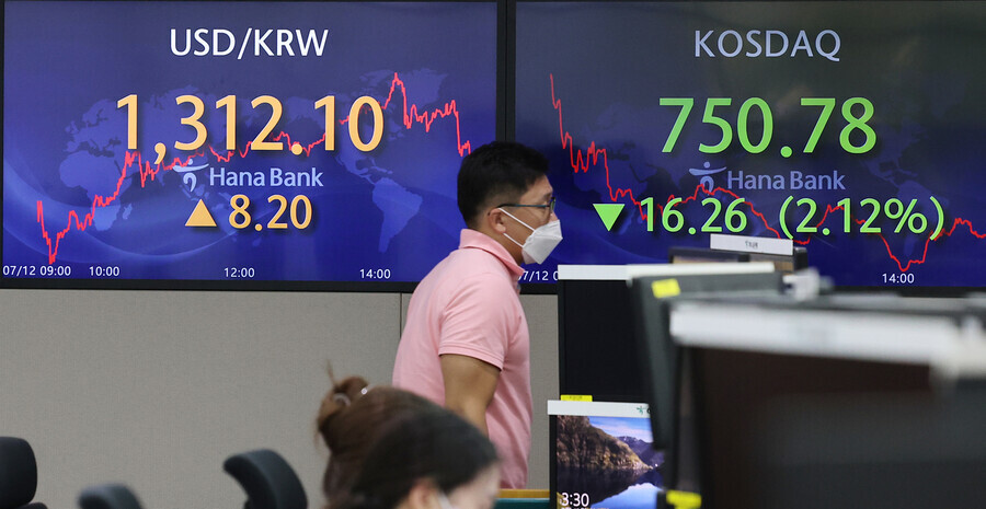 Monitors in the dealing room at Hana Bank headquarters in downtown Seoul show the KOSDAQ and won-to-dollar exchange rate on July 12. (Yonhap News)
