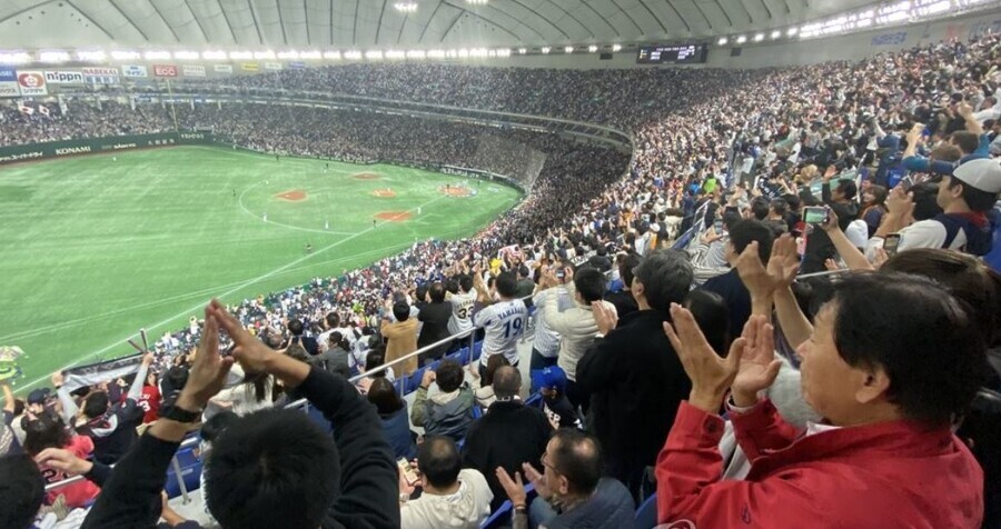 Fans at the Tokyo Dome. (Yonhap News)