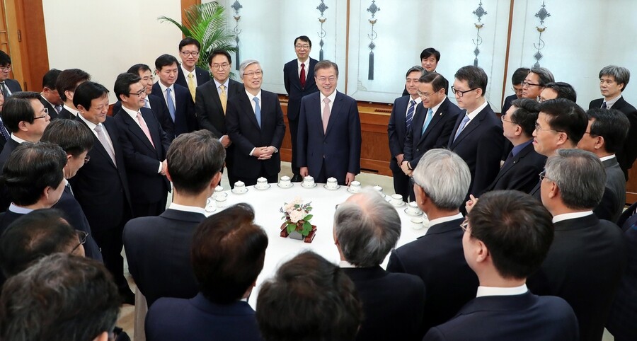 South Korean President Moon Jae-in meets with the presidents of 46 media companies prior to lunch at the Blue House on Apr. 19. (Blue House Photo Pool) 　