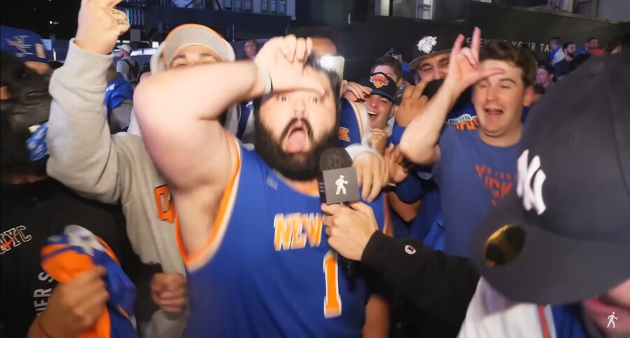 2021년 10월22일 뉴욕 매디슨스퀘어가든에서 뉴욕 닉스가 보스턴 셀틱스를 꺾고 2021~2022 미국프로농구(NBA) 개막전에 승리한 뒤 길거리로 나선 뉴욕 팬들이 열광하고 있다. 유튜브 ‘SIDETALK’ 영상 갈무리