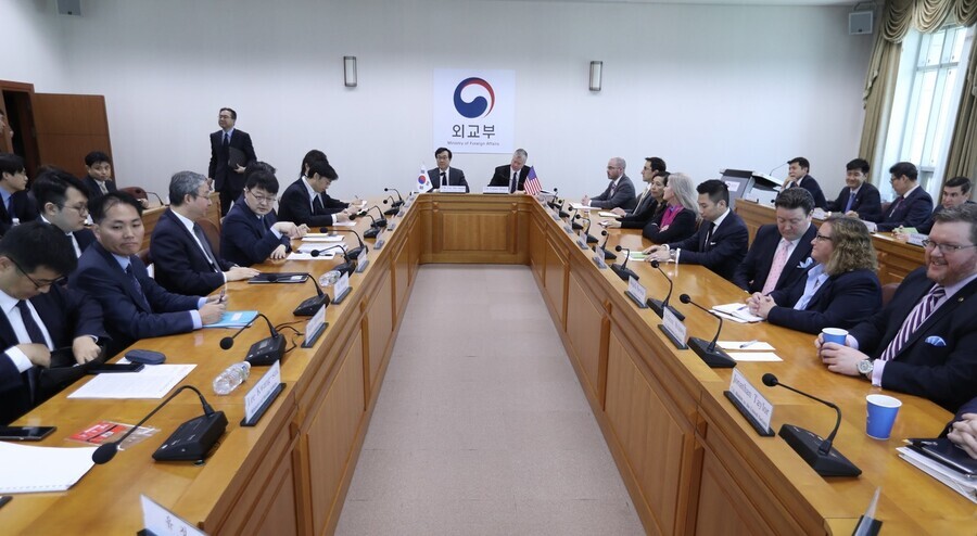 Lee Do-hoon, South Korea’s special representative for Korea Peninsula Peace and Security Affairs, and US Special Representative for North Korea Stephen Biegun hold a working-group meeting at the Ministry of Foreign Affairs on May 10, 2019. (photo pool)