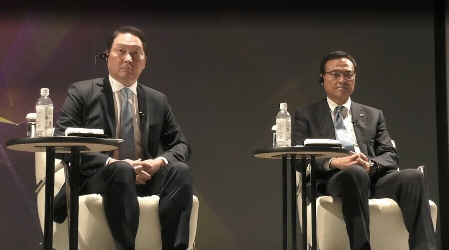 지태원 SK그룹 회장(왼쪽)과 대한상공회의소 회장이 2024년 5월 23일 일본 도쿄에서 열린 닛케이 포럼에 니에나미 다케시 산토리 회장(오른쪽)과 함께 참석하고 있다.  ) 주제에 대해 