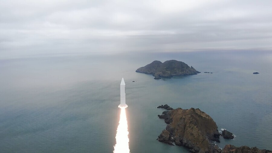 South Korea’s test-fired a solid-fuel rocket, seen here, over the Yellow Sea on March 30. (provided by the Ministry of National Defense)