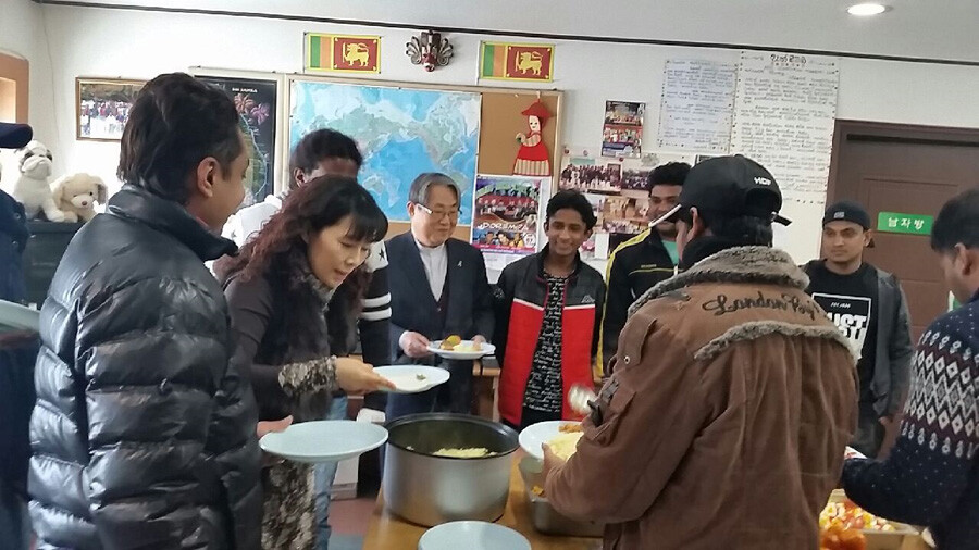 Rev. Lee Cheol-woo (fourth from left) shares lunch with Sri Lankan migrant workers at the Gwangju Migrant Workers Center in Gwangju’s Gwangsan District