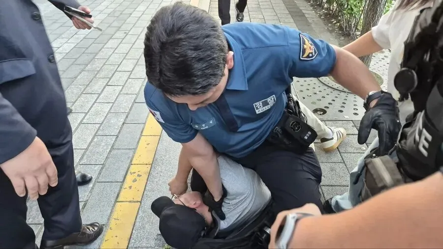 “목 감거나 넘어뜨리고 수갑”…시민단체, 기자회견 활동가 폭행 경찰들 고소