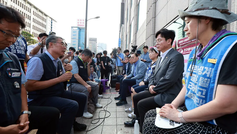 김영훈 장관, 세종호텔 고공농성 노동자 찾아…“판결보다…