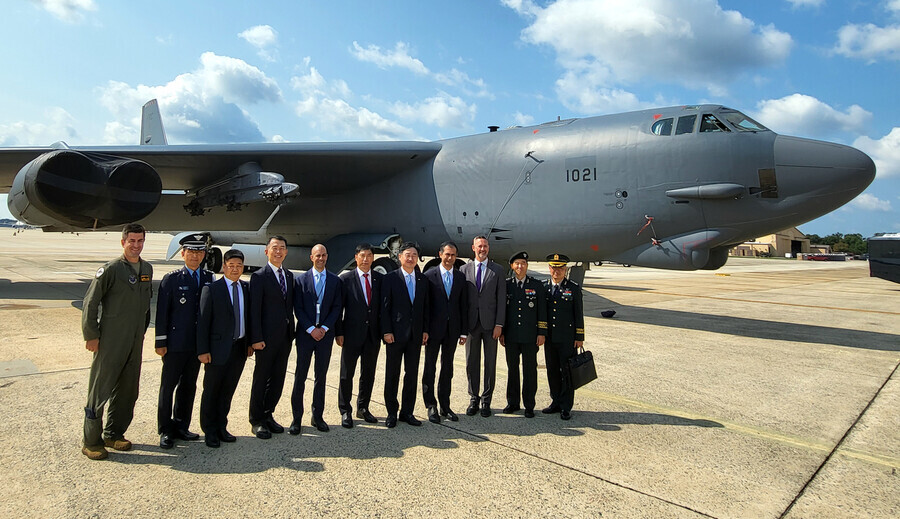 The South Korean Ministry of National Defense released the above photo of Vice Defense Minister Shin Beom-chul and others with a B-52 strategic bomber in the background at Joint Base Andrews near Washington, DC, on Sept. 15. (courtesy MND)