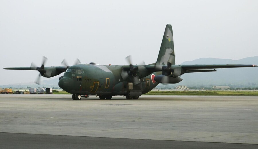 Japan's C-130 cargo plane arrives at Islamabad International Airport in Islamabad, Pakistan, en route to Kabul, Afghanistan, on Aug. 25. (AP/Yonhap News)