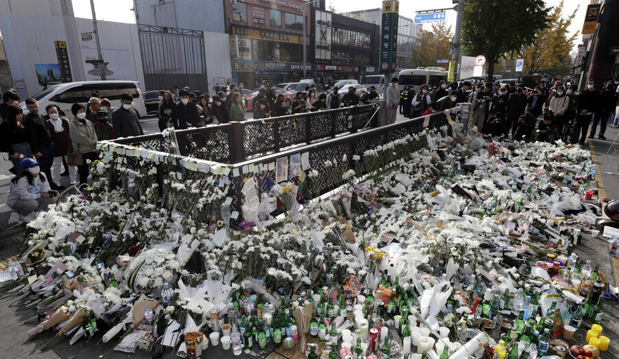 Caption 2-1: People gather outside Exit 1 of Itaewon Station in Seoul on Nov. 1, where flowers and other tokens have been accumulating for the victims of the Itaewon crowd crush. (Kim Myoung-jin/The Hankyoreh)