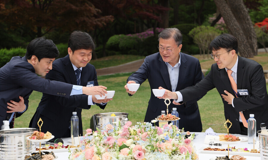 President Moon Jae-in toasts with members of the Blue House press pool at a sit down at the Blue House on April 25. (Blue House pool photo)