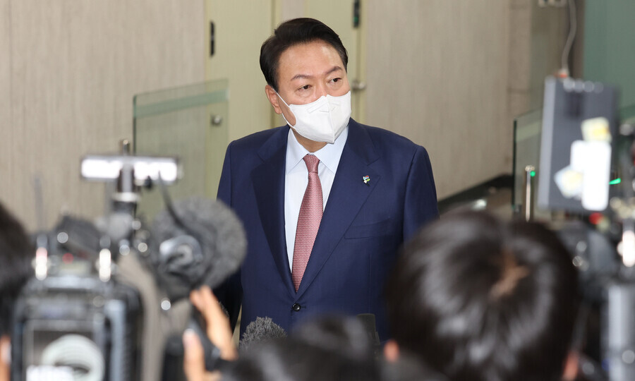 President Yoon Suk-yeol responds to questions from the press on June 9 as he enters the presidential office in Yongsan, Seoul. (presidential office pool photo)