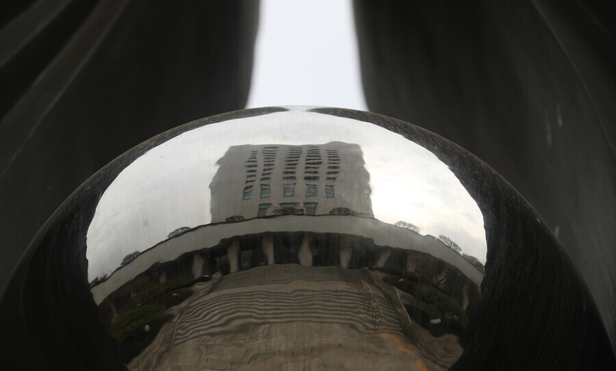 The Supreme Prosecutors’ Office in Seoul’s Seocho District is reflected in a public art piece on March 8. (Shin So-young/The Hankyoreh)