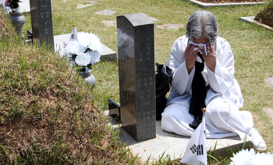  Kim Geun-ran sobs at the grave of her son