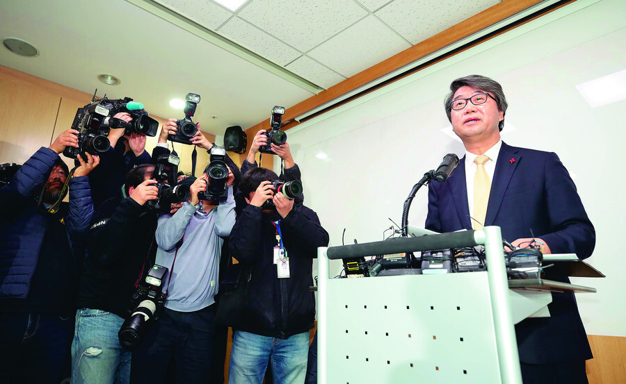 Kim Ji-hyung, a former Supreme Court Justice and chairman of Samsung’s law compliance monitoring committee, holds a press conference in Seoul on Jan. 9. (Baek So-ah, staff photographer)