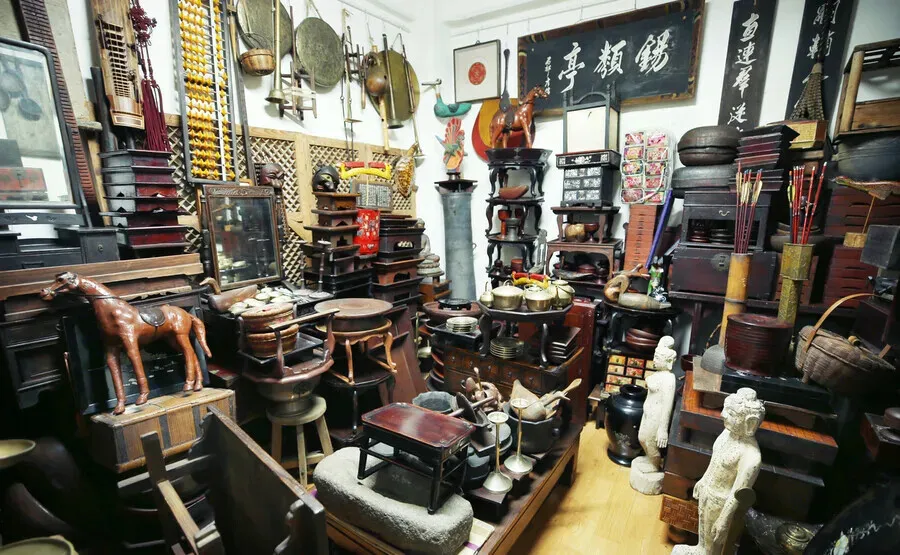 The interior of Jangmi-bang in the Dapsimni Antique Art Street. (Park Mee-hyang/Hankyoreh)