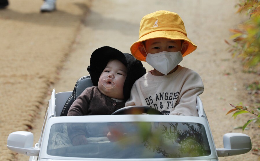 인천 남동구 장수동 인천대공원에서 즐거운 시간을 보내는 어린이들.