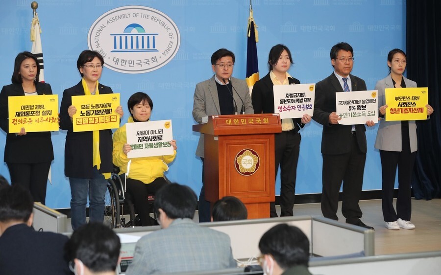 Park Won-seok, chairperson of the Justice Party’s policy committee, holds a press conference at the National Assembly on Mar. 25. (Kang Chang-kwang, staff photographer)