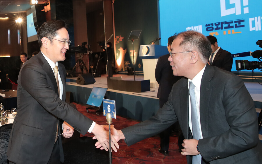Samsung Electronics Vice Chairman Lee Jae-yong and Hyundai Motor Group Executive Vice Chairman Chung Eui-sun