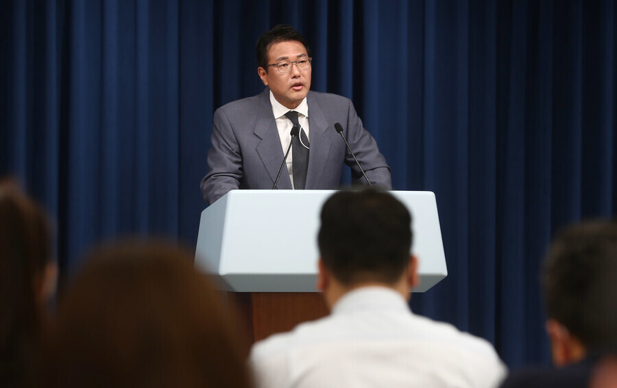 Kim Tae-hyo, first deputy national security advisor, gives a briefing on the 40-minute phone call President Yoon Suk-yeol had with US House Speaker Nancy Pelosi on Aug. 4. (Yoon Woon-sik/The Hankyoreh)