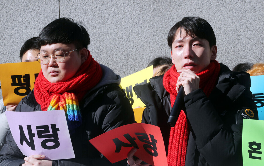 Kim Yong-min and So Seong-wook, a couple who took the NHIS to court, saying that the state insurance had revoked So’s status as a dependent of Kim’s based on the fact that they are a gay couple, hold a press conference outside the Seoul Administrative Court in the city’s Seocho District on Feb. 21. (Kim Gyoung-ho/The Hankyoreh)