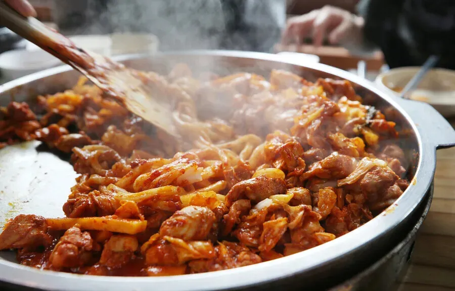 Chuncheon’s signature dish, dakgalbi, has continued to evolve since it first emerged in the 1960s. This version is cooked without added oil at Chuncheon Aeni Dakgalbi. (Park Mee-hyang/Hankyoreh)