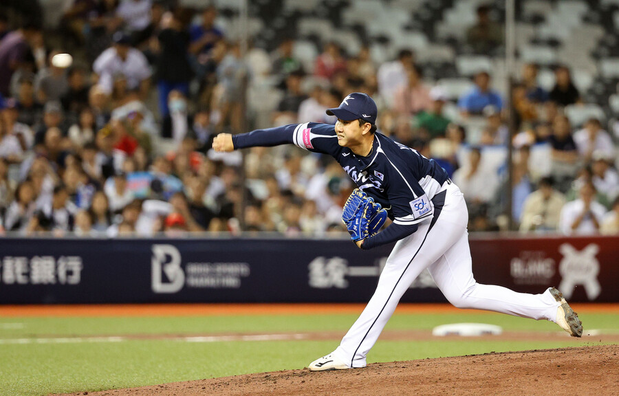 Yoo Young-chan fights against Japan in the World Baseball Softball Confederation (WBSC) Premier 12 2024 Group B group stage held at Taipei Dome in Taiwan on the 15th. Taipei/Yonhap News