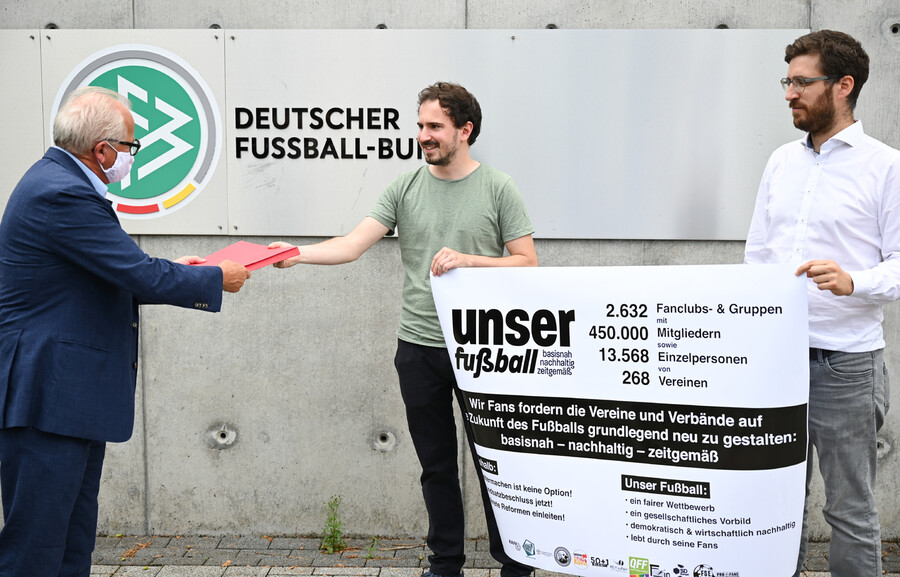 독일의 축구팬 단체 ‘운서 푸스발’의 대표들(오른쪽)이 지난 2020년 8월 프리츠 켈러(왼쪽) 독일축구협회(DFB) 회장에게 50만 명의 독일 축구팬과 2500개가 넘는 팬클럽이 서명한 프로축구사업 개혁안을 전달하고 있다. 프랑크푸르트/DPA 연합뉴스