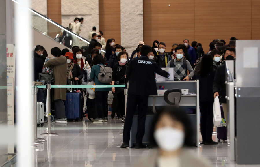 South Koreans arrive at Incheon International Airport on Feb. 23 after being denied entry to Israel the previous day. (Park Jong-shik, staff photographer)