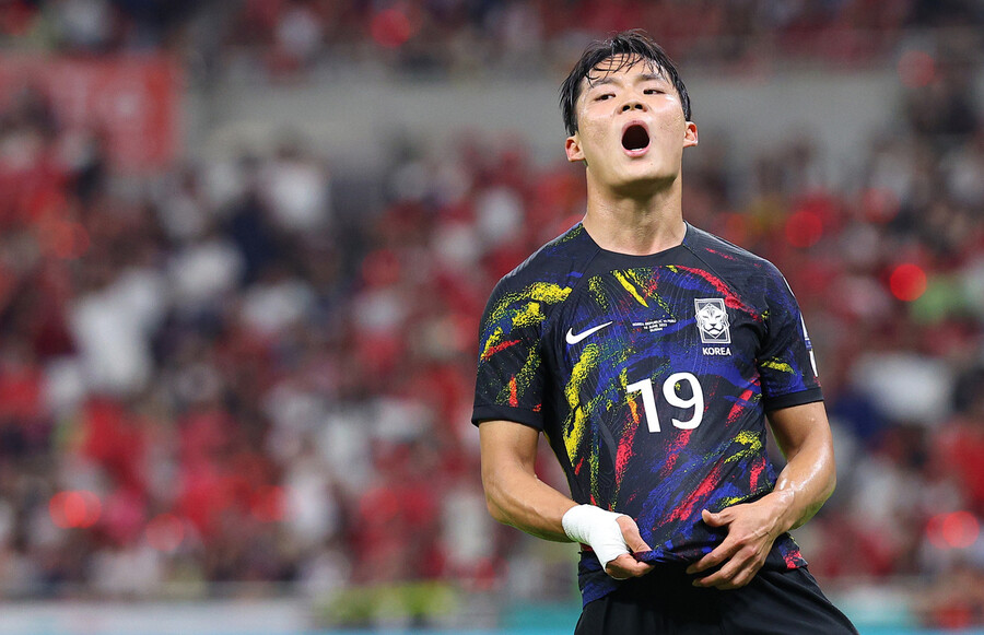 Oh Hyun-gyu, da seleção masculina de futebol da Coreia, suspira depois de perder a oportunidade de marcar um gol na partida de avaliação contra o Peru, realizada no Busan Asian Stadium no dia 16.