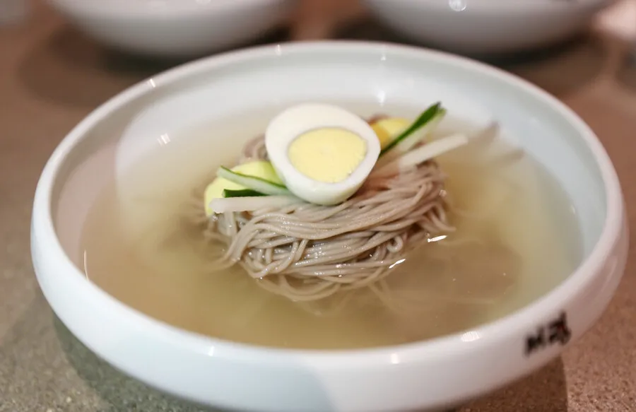 ‘보드랍고 노글노글’ 메밀 100% ‘평냉’ 집 진짜 맛나요?
