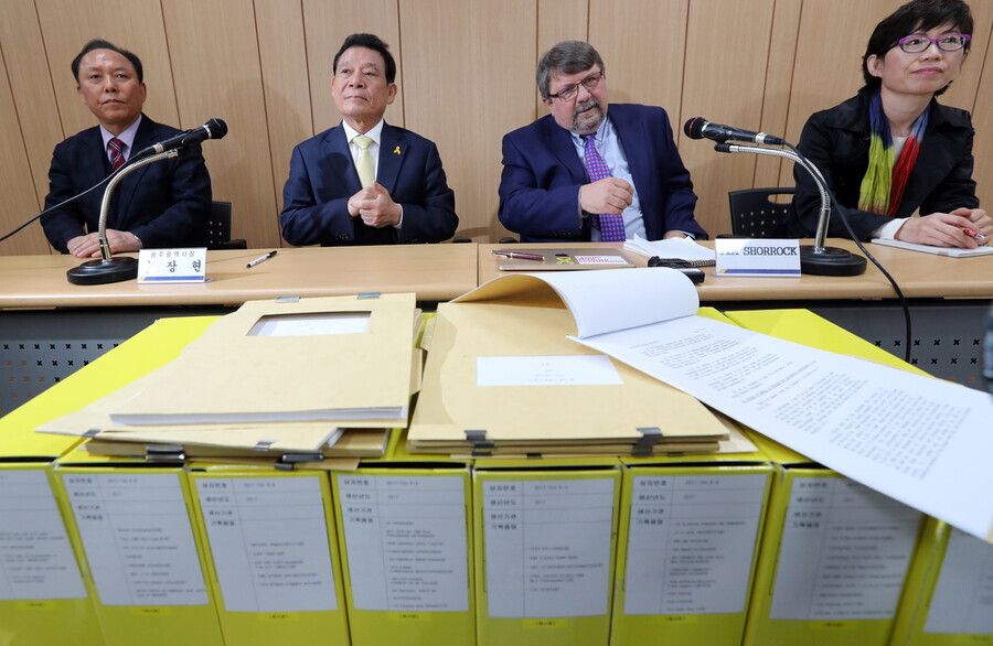Tim Shorrock (third from left), an American investigative journalist, sits beside then-Gwangju Mayor Yoon Jang-hyeon during a press conference at the May 18 Democratic Uprising Archives building in Gwangju in April 2017 regarding the declassified US government documents he obtained via FOIA and donated to the city. (Yonhap)