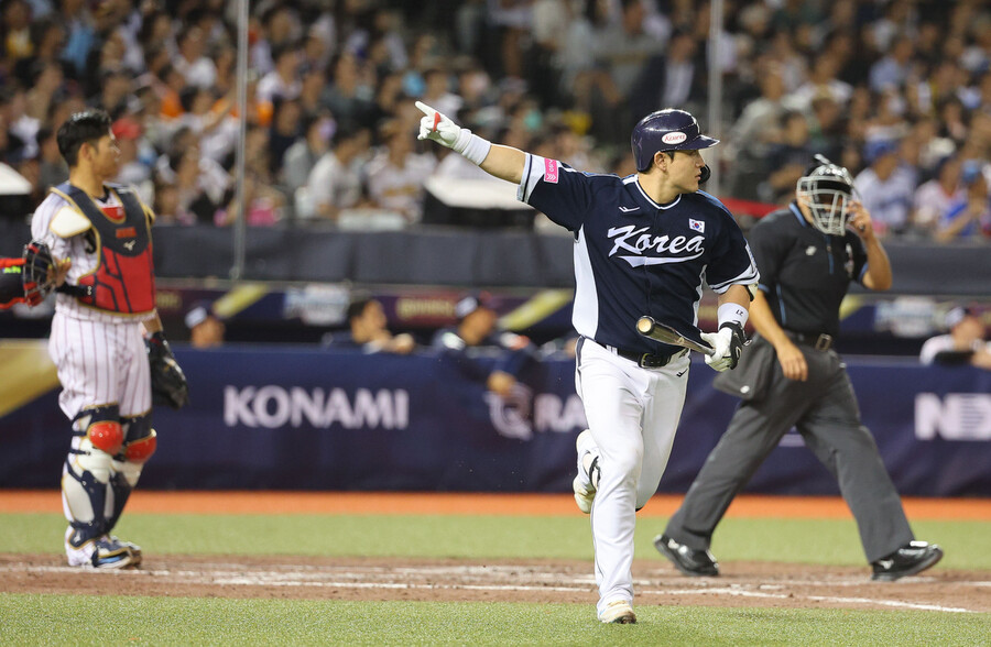 Park Dong-won is walking around the field after hitting a solo home run with one out in the top of the 4th inning of the World Baseball Softball Confederation (WBSC) Premier 12 2024 Group B match against Japan held at Taipei Dome in Taiwan on the 15th. Taipei/Yonhap News