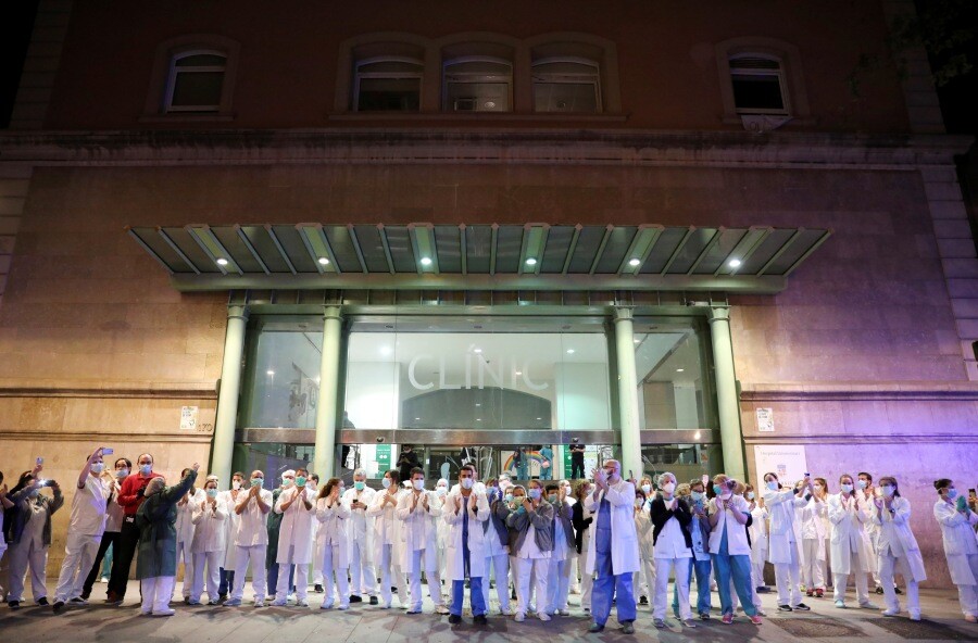 스페인 바르셀로나 클리닉병원 의료진이 3월24일 병원 발코니와 창문에서 의료진에게 감사의 뜻을 전하는 환자들을 향해 박수로 답하고 있다.