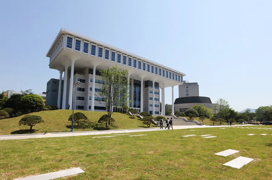 전남대 대강당 41년만에 새단장