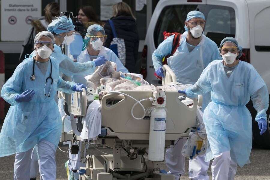 프랑스 동부 뮐루즈의 에밀뮐레병원에서 3월22일 의료진이 응급환자를 의료용 헬기에 태우려고 침상째 옮기고 있다.