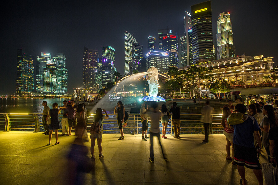 싱가포르 머라이언 공원에서 사진을 찍고 있는 시민과 관광객. 싱가포르관광청 제공