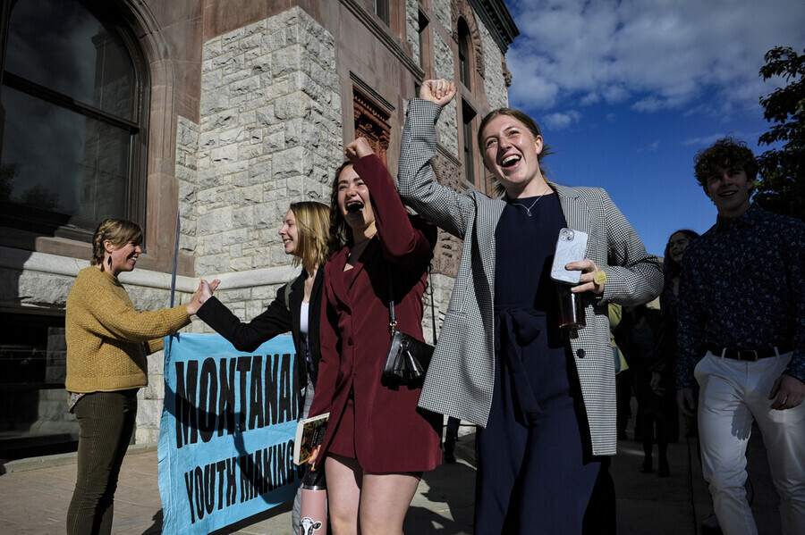 Grace Gibson-Snyder (second from right) and other plaintiffs in a climate lawsuit filed against the state government of Montana enter a courthouse in Helena, Montana, on June 20. (AP/Yonhap)