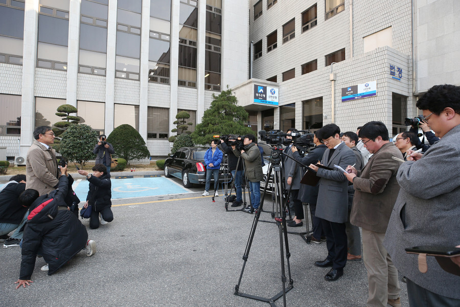 Cho Jin-tae, executive director of the May 18 Memorial Foundation, speaks to reporters in front of the Gwangju District Court on Dec. 16. (Yonhap News)